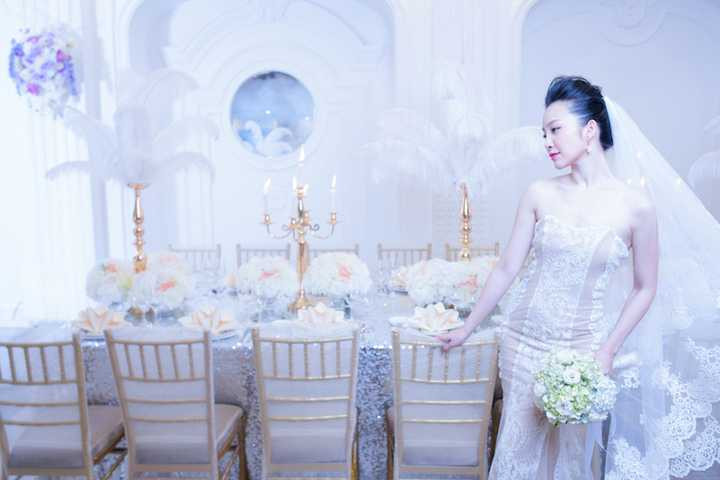 Cặp đôi không mất quá nhiều thời gian để có những shoot hình tình cảm trong không gian sang trọng của lễ đường cưới sang trọng bậc nhất miền Bắc.