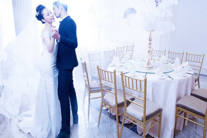 Từng cử chỉ, phong thái thể hiện của Linh Nga và Dương Mạc Anh Quân đều gợi tả cảm giác hạnh phúc, tin tưởng của cặp đôi.