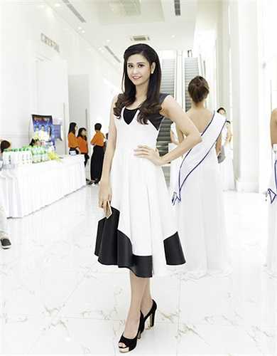 Nữ ca sỹ - diễn viên Trương Quỳnh Anh trẻ trung và năng động trong chiếc đầm khá tinh tế.