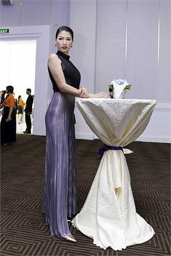 Trang Khàn lần đầu thử sức trong cuộc thi ca hát.