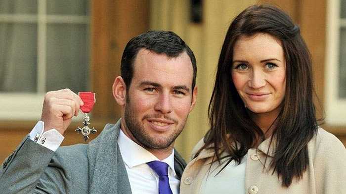 Cô được đánh giá là WAGs (vợ và người yêu cầu thủ) nổi bật nhất tại Olympic London 2012. Cô cũng có mặt trong ngày Mark Cavendish được phong Hiệp sĩ