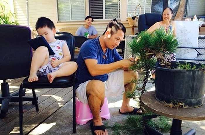 Với mong muốn ngôi nhà của mình mang phong cách mới lạ, Bằng Kiều đã lên ý tưởng xây dựng ngôi nhà hoàn toàn bằng gỗ