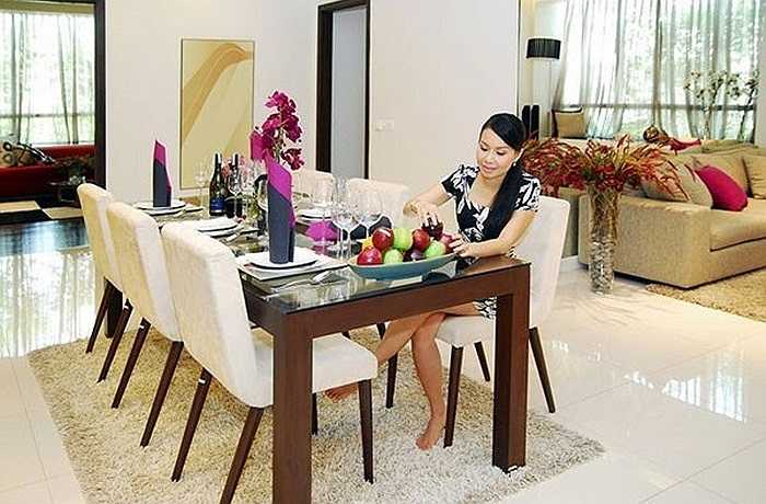 Hiện tại, gia đình Cẩm Ly đang sống trong một căn hộ xa hoa hơn 1 triệu đô tại quận 7.