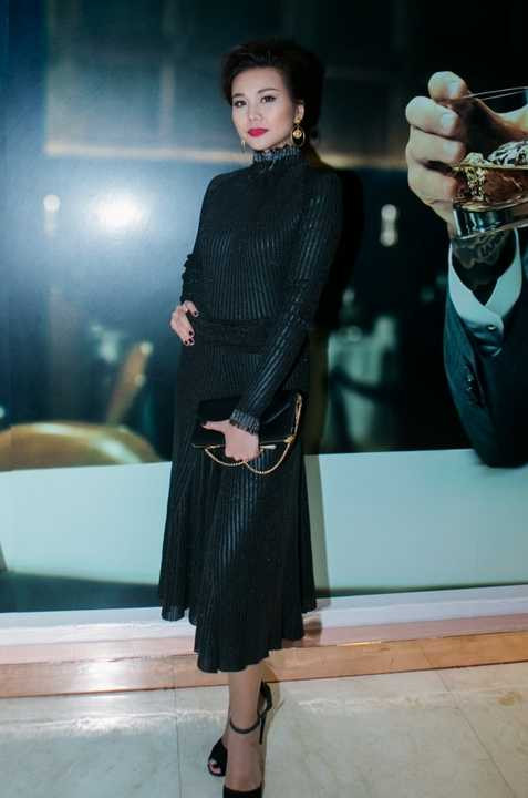 Và trong tối qua, cô khoác trên mình một bộ váy nằm trong BST Salvatore Ferragamo Thu đông 2014/2015 được thiết kế bằng chất liệu satin bóng và len dạ, thể hiện vẻ đẹp nhiều khía cạnh của người phụ nữ : mạnh mẽ, bí ẩn nhưng đầy quyến rũ. 