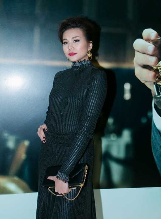 Bộ váy có mức giá khoảng 80 triệu đồng. Phụ kiện đi kèm cũng luôn được Thanh Hằng chú trọng trong mỗi lần xuất hiện, với chiếc túi xách Fiamma da bê màu đen cổ điển - mẫu túi xách lần đầu tiên được ra mắt, lấy cảm hứng từ các thế hệ phụ nữ của dòng họ Ferragamo. 