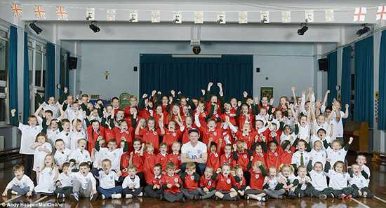 Rooney về thăm trường cũ