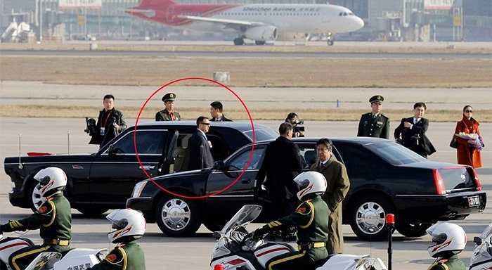 Những vệ sỹ đeo cặp kính râm với khuôn mặt lạnh lùng, nghiêm trang