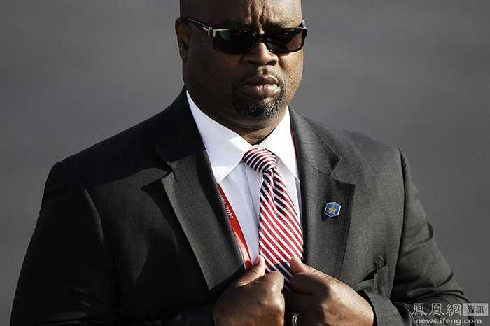 Những hộp đen nhỏ được giấu trong áo các vệ sỹ