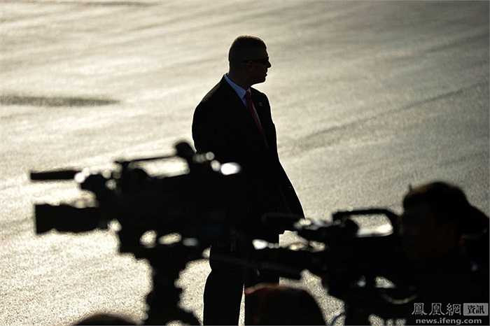 Một vệ sỹ áo đen khác đang quan sát tình hình xung quanh