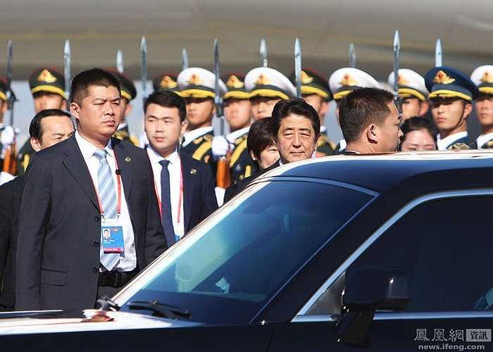 Những vệ sỹ áo đen luôn đề cao cảnh giác, bằng mọi cách bảo vệ cho các nguyên thủ