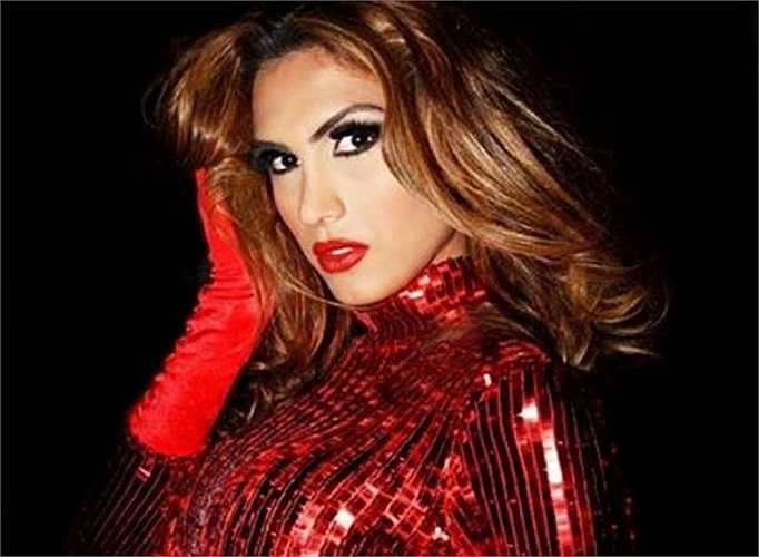 Nhìn vào những bức ảnh quyến rũ và đầy vẻ nữ tính này, phần lớn mọi người đều không tin nhân vật chính trong đó trước đây từng là nam.