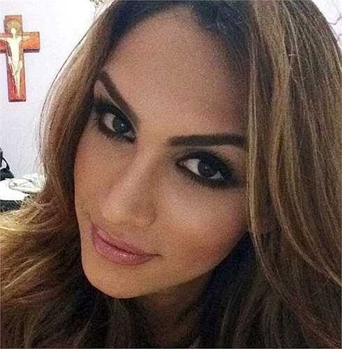 Không giống như những hoa hậu chuyển giới trước đây, cô gái 22 tuổi không có làn da trắng hay mang vẻ dễ thương. Trái lại, cô mang vẻ đẹp đặc trưng của Venezuela với làn da nâu, đôi mắt to, sâu, mũi cao, môi căng mọng và đương nhiên không thể thiếu một thân hình cùng các số đo đạt chuẩn.