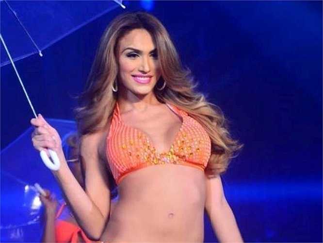 Isabella từng đạt ngôi vị cao nhất cuộc thi Miss Gay Venezuela vào năm 2010 và về thứ 2 - Super Sireyna Worldwide năm 2014.