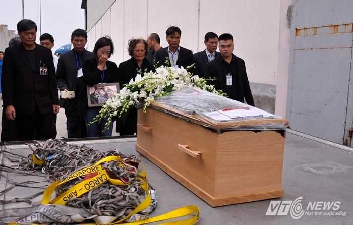 Mẹ già khóc ngất bên hài cốt con và 2 cháu tử nạn trên MH17