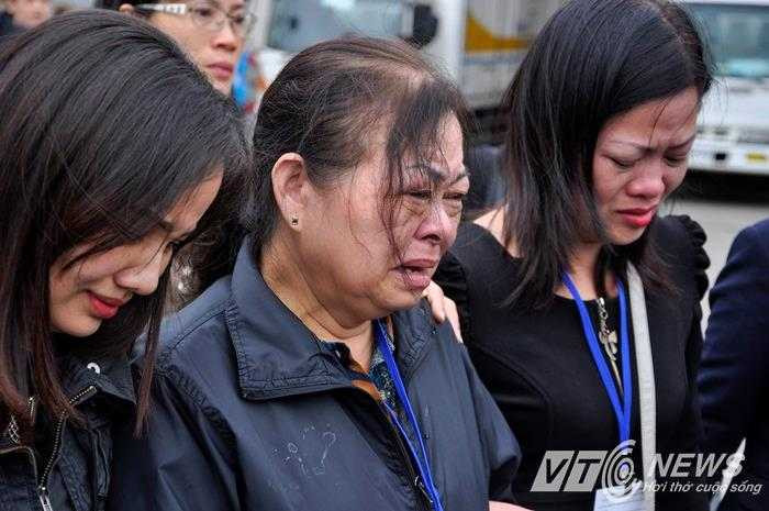 Mẹ già khóc ngất bên hài cốt con và 2 cháu tử nạn trên MH17