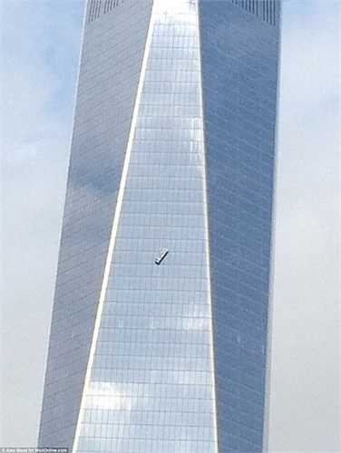 Đi vào hoạt động ngày 3/11 vừa qua, đến ngày 13/11, tòa tháp OWTC - One World Trade Center đã gặp sự cố giàn giáo nghiêm trọng khiến 2 công nhân suýt mất mạng
