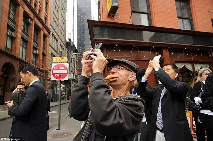 Người dân chụp ảnh lại hiện trường sự cố