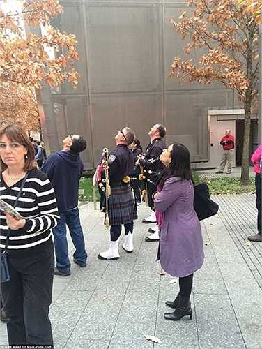 Người dân đứng xem từ dưới đường phố New York