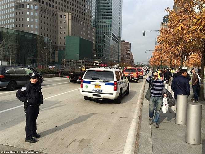 Người dân đứng xem từ dưới đường phố New York