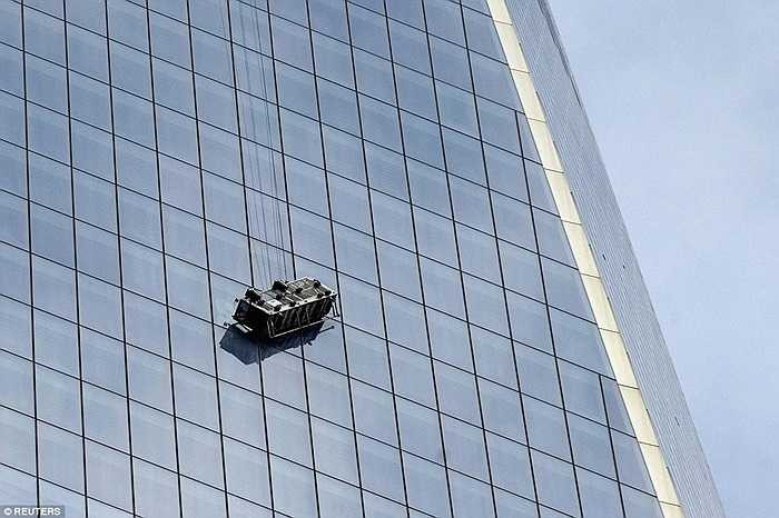 Giàn giáo đứt cáp lơ lửng trên cao