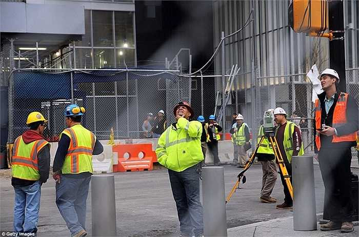 Các công nhân dưới mặt đất nhìn về phía xảy ra sự cố