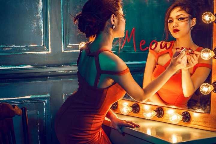 Ở tuổi 25, Thủy Top của ngày nào vẫn sexy nhưng khuôn mặt cô hiện lên nét đẹp đằm thắm và ngot ngào hơn. Công việc học tập ở nước ngoài giúp Huỳnh Minh Thủy tạo được cho mình một thần thái rất tự tin. 