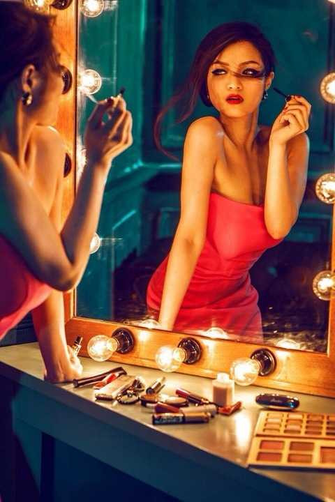 'Khi bé thích sexy về hình thể, nhưng tới một thời điểm lại cảm thấy cứ sexy như vậy thì thường quá. Nếu nàng sexy và có kiến thức, có lẽ sẽ vô cùng quyến rũ. Vậy là tôi cần mẫn đi học', Thủy Top tâm sự. 