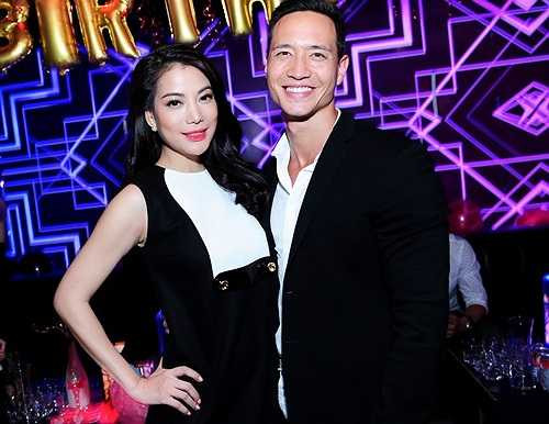 Cặp đôi đang vướng nghi án 'phim giả tình thật' khi thường xuyên xuất hiện tình tứ tại các sự kiện quảng bá phim. Đặc biệt, Kim Lý rất hay chia sẻ ảnh thân mật của hai người trên trang cá nhân.