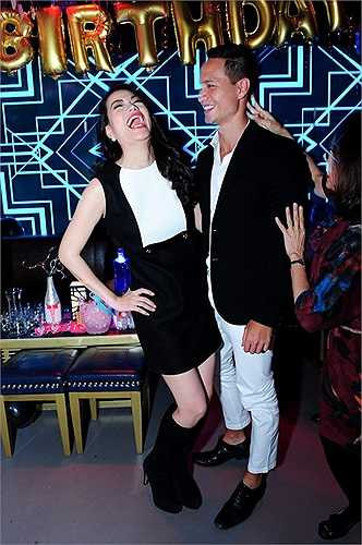 Ánh mắt của Kim Lý dành cho Trương Ngọc Ánh cũng vô cùng trìu mến. Khi được hỏi về chuyện tình cảm, cặp đôi cũng không ngại ngần thừa nhận mình trên mức tình bạn nhưng chưa đến mức tình yêu.