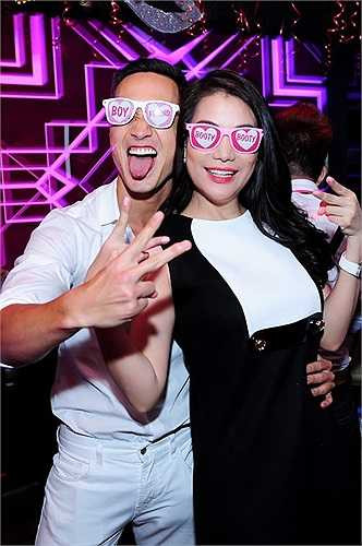 Trương Ngọc Ánh quậy tưng bừng bên cạnh người tình màn ảnh trong tiệc sinh nhật.