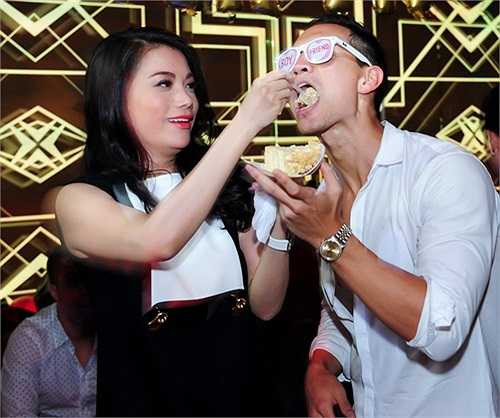 Trương Ngọc Ánh tình cảm đút bánh sinh nhật cho Kim Lý.