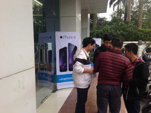 Hết cảnh rồng rắn thâu đêm chờ mua iPhone chính hãng
