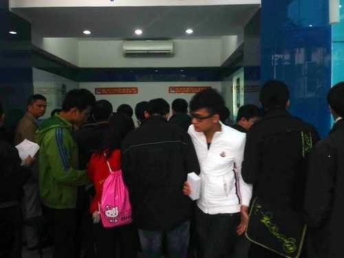 Hết cảnh rồng rắn thâu đêm chờ mua iPhone chính hãng