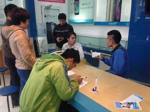 Hết cảnh rồng rắn thâu đêm chờ mua iPhone chính hãng