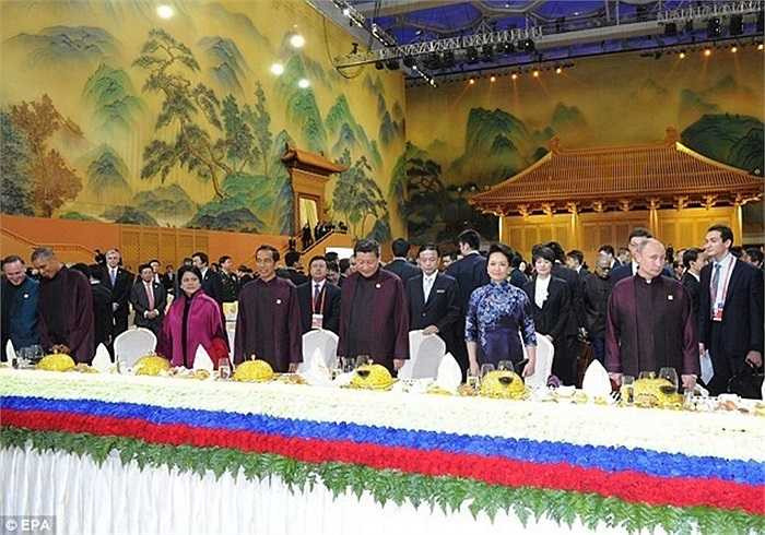 Tối ngày 10/11 vừa qua, quốc yến dành cho các nhà lãnh đạo tham dự Hội nghị cấp cao hợp tác kinh tế châu Á-Thái Bình Dương (APEC) được tổ chức ở cung thể thao Thủy Lập Phương (Trung Quốc), với toàn bộ đồ dùng trong yến tiệc được đặt riêng cho APEC.