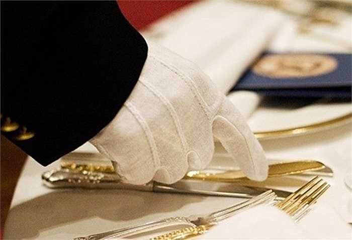 Vào ngày đại tiệc, 65 chiếc bàn được xếp đúng chỗ cùng 470 m khăn trải bàn. 30 người có nhiệm vụ xếp lên đó 6.730 bát đĩa bằng sứ, 5.384 chiếc cốc và 9.422 dao thìa các loại. Việc sắp đặt vị trí ngồi cũng được chăm lo cẩn thận, dù đó là bàn danh dự hay là ghế của khách bình thường như các sinh viên.