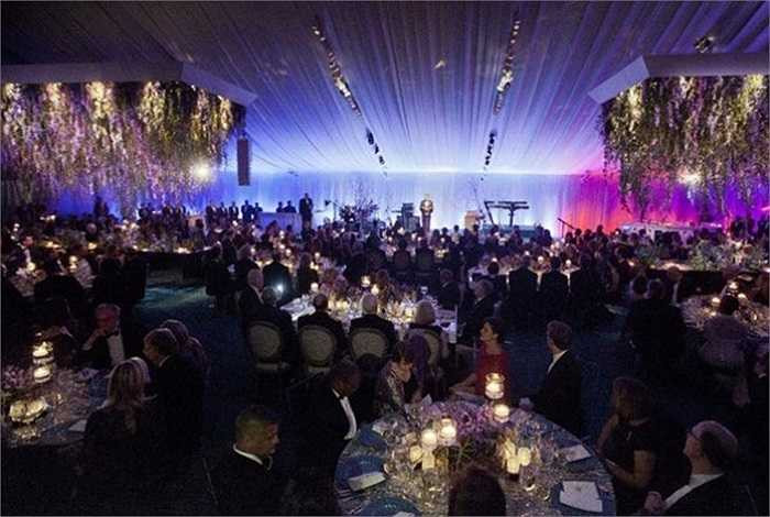 Các món khai vị trong thực đơn quốc yến bao gồm trứng cá muối Osetra tới từ Illinois, trứng chim cút tới từ Pennsylvania và 12 loại khoai tây khác nhau tới từ các trang trại ở New York, Idaho và California.