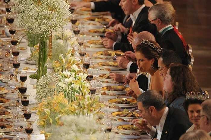 Tất cả công tác chuẩn bị cho bữa tiệc đều được bắt đầu 3 ngày trước buổi lễ và nhân viên đều phải làm việc theo một lịch trình nghiêm ngặt. Mỗi bữa tiệc chiêu đãi đều có một chủ đề riêng. Điều này được thể hiện thông qua cách bài trí và các tiết mục âm nhạc cho buổi tối đó. Các loại hoa được lựa chọn để trang trí gồm có hoa lily, hoa lan, hoa gladioli và hoa hồng với những màu sắc trang nhã.