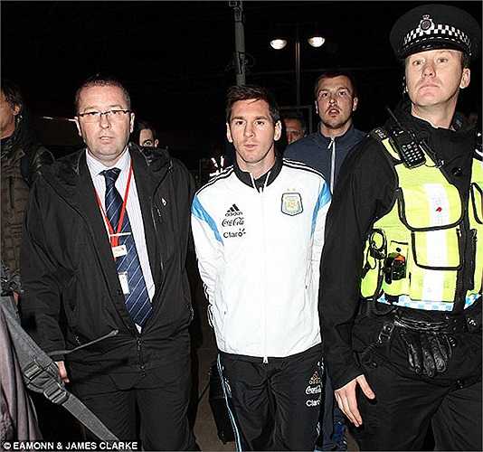 Trong khi đó tại Manchester, Messi và Aguero vừa đáp chuyến tàu điện ngầm trở về từ London