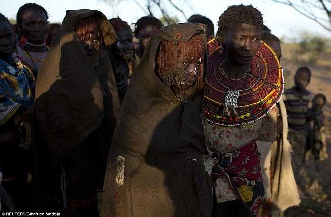 Một bà mẹ tại đây cho biết, sự đau đớn sẽ làm cho con gái của tôi mạnh mẽ.