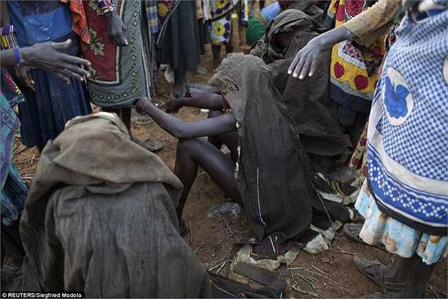 Đây là một tập tục trong cộng đồng bộ lạc Pokot, và những bà mẹ của các cô gái tin rằng đó là dấu hiệu của sức mạnh.