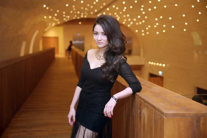 Không chỉ sở hữu ngoại hình xinh đẹp, Thủy Top còn khiến người đối diện vô cùng thiện cảm vì cách khéo léo trong giao tiếp cùng vốn hiểu biết rộng.