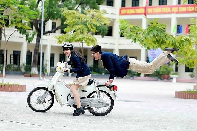 Hình ảnh độc đáo của cặp đôi lớp 11D1 là của Lê Tuấn Anh (5/2/1998), chiều cao 1,75 m, thích chơi bóng đá và muốn trở thành cầu thủ giỏi; cùng với Tuấn Anh là Phan Ngọc Linh Chi (2/10/1998), cao 1,63 m. Ước mơ của Linh Chi là trở thành một cơ trưởng, phi công và nhà ngoại giao. (Theo Zing)