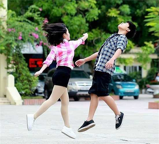 Vẻ đẹp khỏe khoắn của Vũ Việt Dũng (10/10/1999), ước mơ trở thành tuyển thủ đá cầu và Nguyễn Lan Hồng (15/2/1999), dự định sẽ trở thành một nhà thiết kế thời trang. Đây là 2 thí sinh nhỏ tuổi nhất của cuộc thi, đến từ lớp 10D1. (Theo Zing)