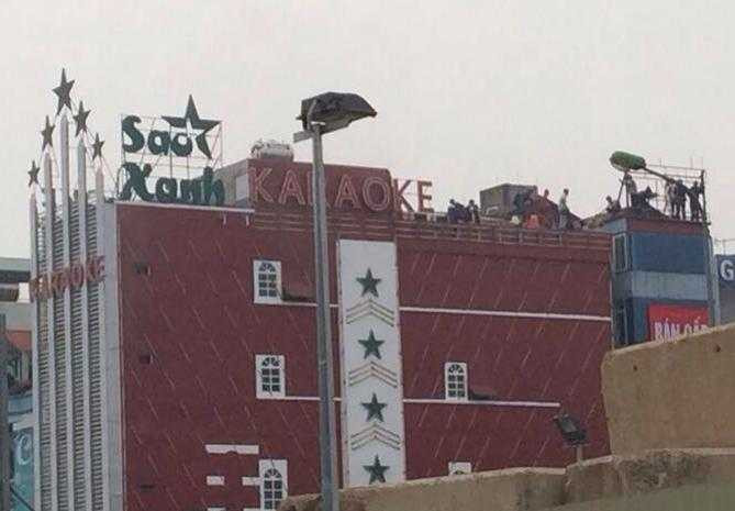 Hà Nội: Quán Karaoke cháy lớn, khách hoảng loạn tháo chạy