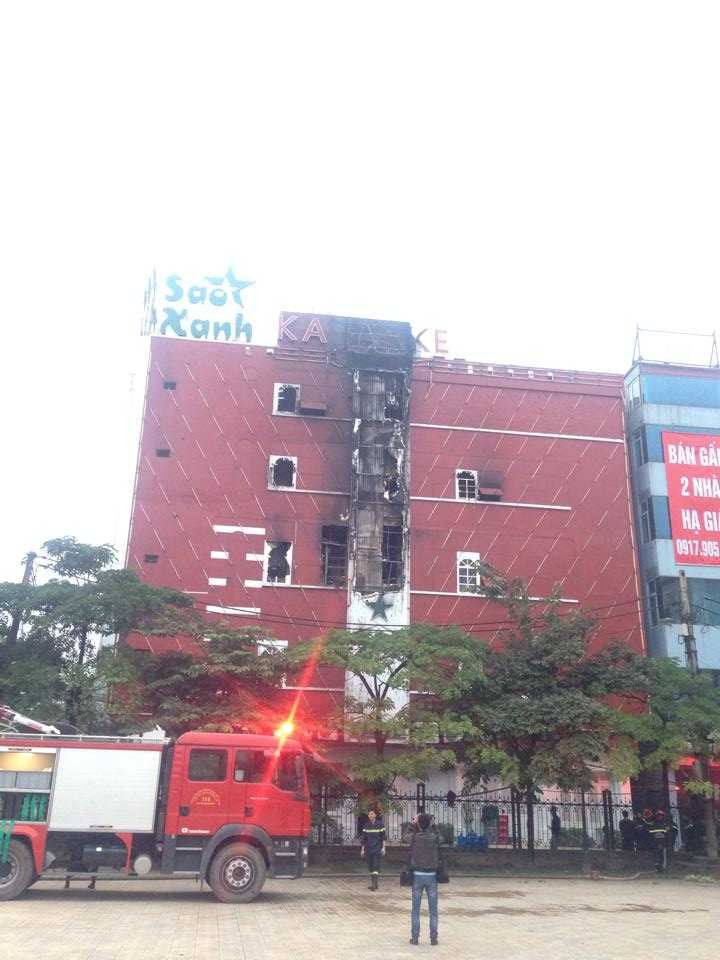 Hà Nội: Quán Karaoke cháy lớn, khách hoảng loạn tháo chạy