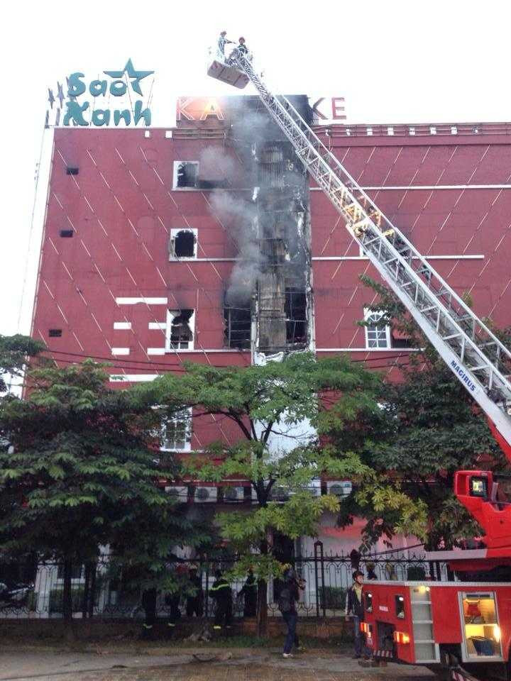 Hà Nội: Quán Karaoke cháy lớn, khách hoảng loạn tháo chạy
