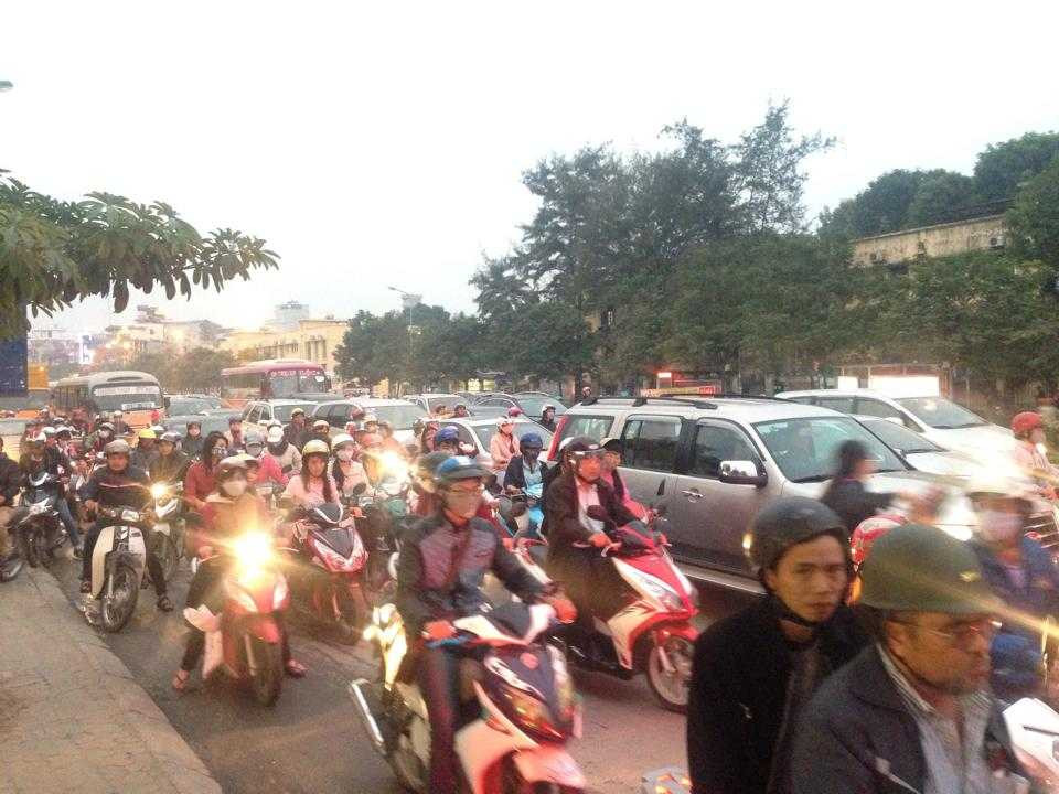 Hà Nội: Quán Karaoke cháy lớn, khách hoảng loạn tháo chạy