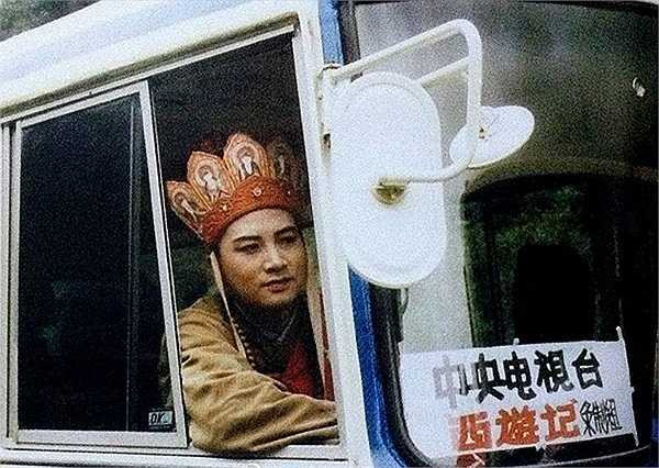 'Sư phụ' Trì Trọng Thụy trên ô tô ra ghi hình. 