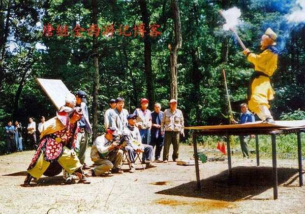 Các màn thi triển võ nghệ đều khá thô sơ, các bước nhảy được thực hiện từ trên các bục cao bố trí sẵn.